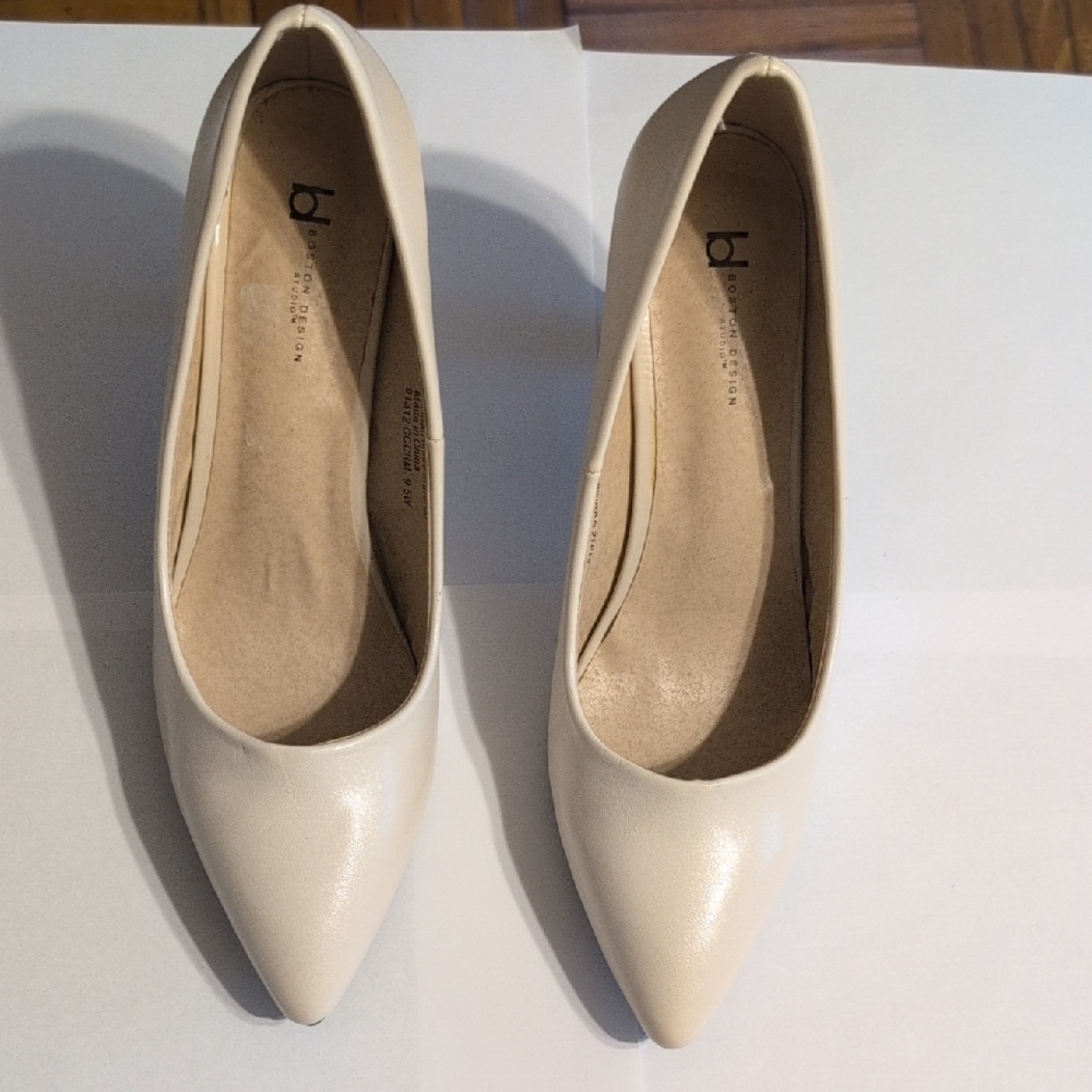 BCBGeneration Women's Classic Cream Heels